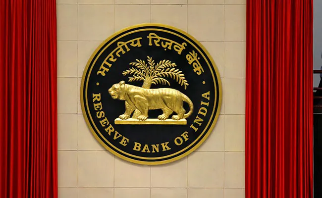 Indian Central Bank Steps In as Traders See Efforts to Curb Rupee Weakness