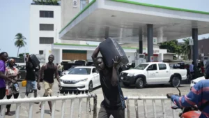 Nigerians Rush to Buy Petrol as NNPC Announces ₦66 Discount
